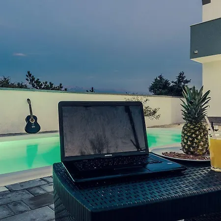 Ferienhaus Zur Alleinnutzung Mit Pool, Whirlpool, Klimaanlage, Internet Und Balkon Fur 8 Personen *
