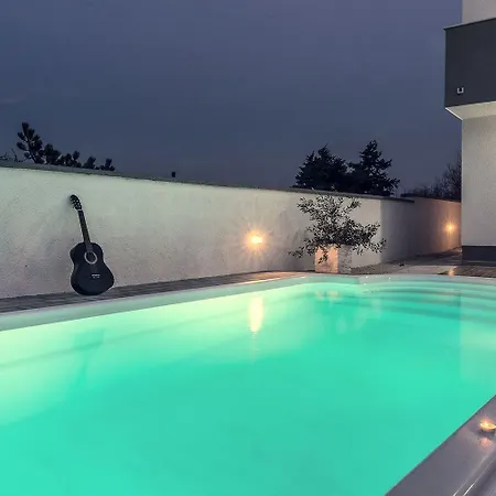 Ferienhaus Zur Alleinnutzung Mit Pool, Whirlpool, Klimaanlage, Internet Und Balkon Fur 8 Personen Ražanac