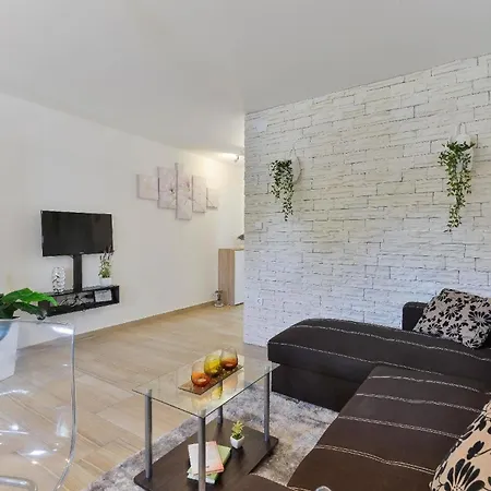 Ferienhaus Zur Alleinnutzung Mit Pool, Whirlpool, Klimaanlage, Internet Und Balkon Fur 8 Personen *