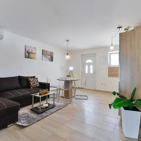 Ferienhaus Zur Alleinnutzung Mit Pool, Whirlpool, Klimaanlage, Internet Und Balkon Fur 8 Personen