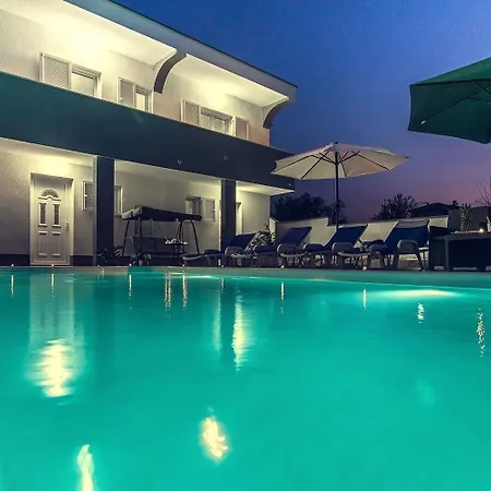 Ferienhaus Zur Alleinnutzung Mit Pool, Whirlpool, Klimaanlage, Internet Und Balkon Fur 8 Personen * Ražanac