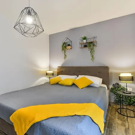 Ferienhaus Zur Alleinnutzung Mit Pool, Whirlpool, Klimaanlage, Internet Und Balkon Fur 8 Personen Casa vacanze Ražanac