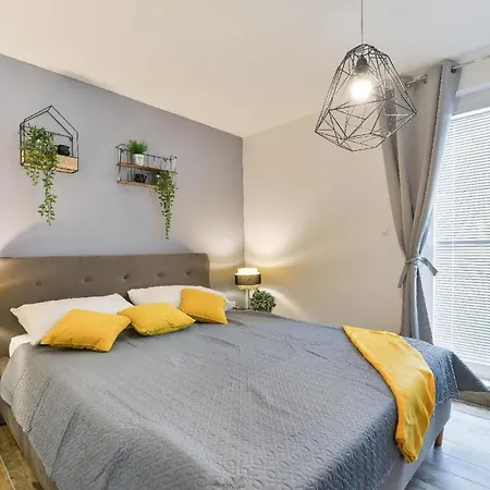 Ferienhaus Zur Alleinnutzung Mit Pool, Whirlpool, Klimaanlage, Internet Und Balkon Fur 8 Personen Ferienhaus *