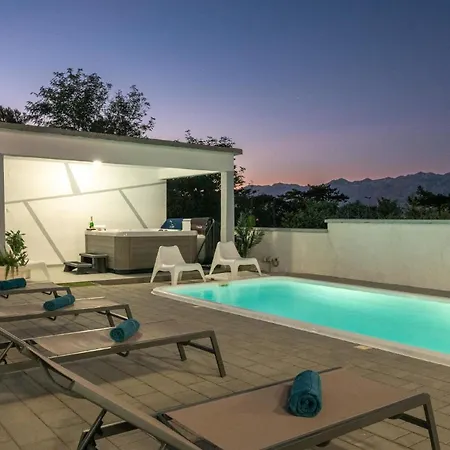 Ferienhaus Zur Alleinnutzung Mit Pool, Whirlpool, Klimaanlage, Internet Und Balkon Fur 8 Personen * Ražanac