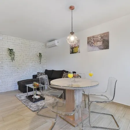 Ferienhaus Zur Alleinnutzung Mit Pool, Whirlpool, Klimaanlage, Internet Und Balkon Fur 8 Personen Ferienhaus
