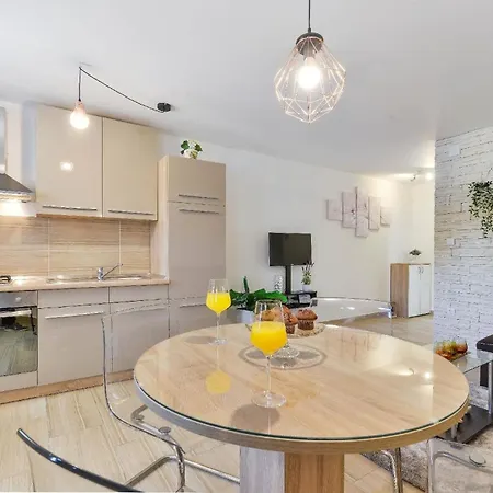 Ferienhaus Zur Alleinnutzung Mit Pool, Whirlpool, Klimaanlage, Internet Und Balkon Fur 8 Personen Ferienhaus Ražanac