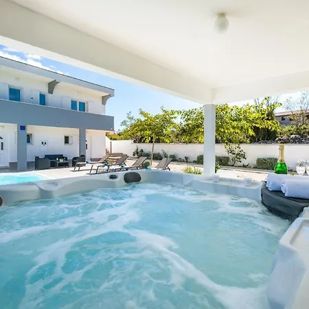 Ferienhaus Ferienhaus Zur Alleinnutzung Mit Pool, Whirlpool, Klimaanlage, Internet Und Balkon Fur 8 Personen