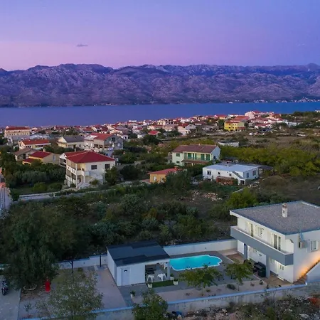 Ferienhaus Zur Alleinnutzung Mit Pool, Whirlpool, Klimaanlage, Internet Und Balkon Fur 8 Personen Ferienhaus Ražanac